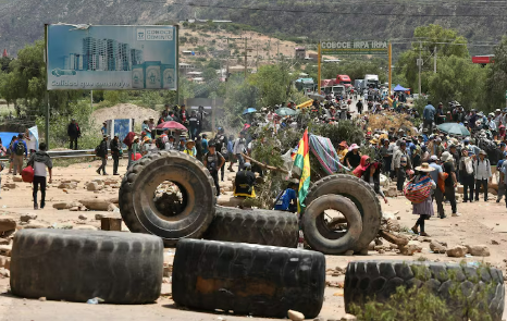 Cocaleros bloquean carretera para evitar detención de Evo