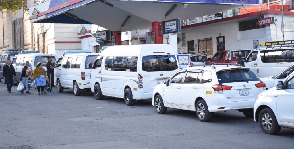 Filas por combustible en todo el país mientras el Gobierno asegura que es una «falsa sensación de&nbsp;escasez”